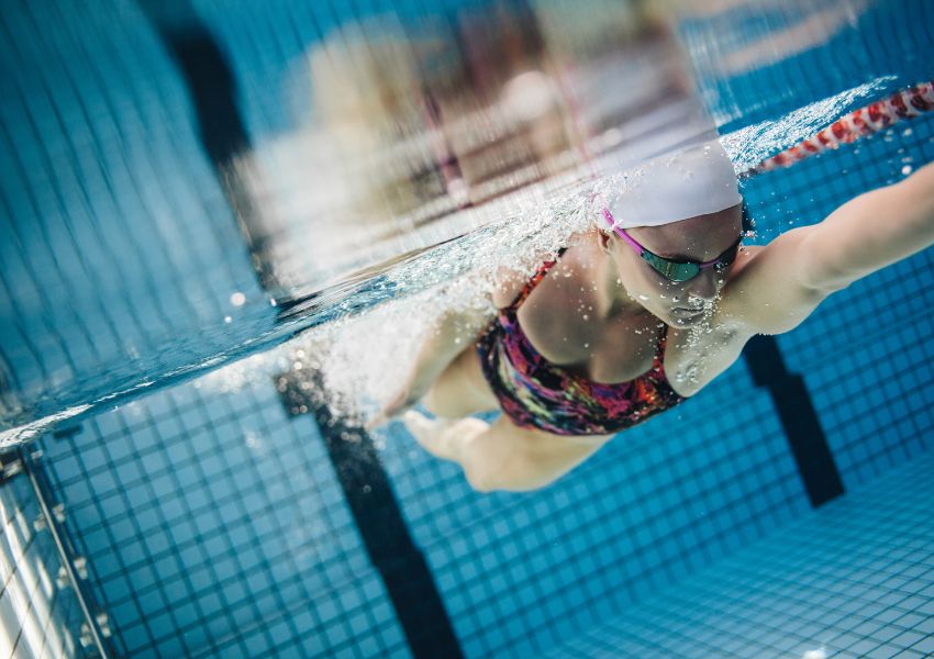 La natación no ejerce presión sobre el cuerpo porque se lleva a cabo en el agua, donde flotamos en su mayor parte, lo que elimina el estrés y el impacto que genera el ejercicio, como correr o saltar la cuerda.